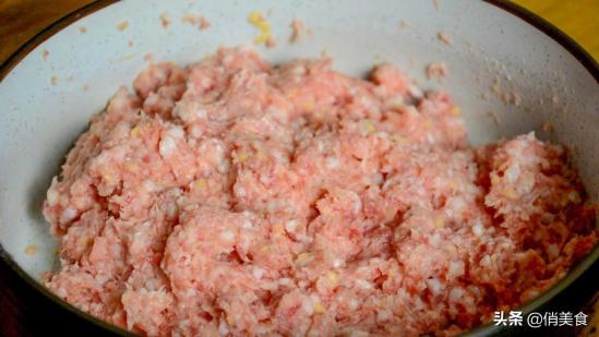 关于猪肉丸子的做法所需食材步骤（汤鲜味美，营养不油腻）