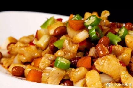 宫保鸡丁的由来及历史背景解析，传统中华美食的故事